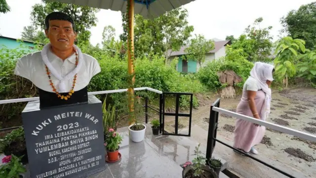 યુમલેમ્બલ મનીટોમ્બીએ ઘરના આંગણામાં દીકરાની પ્રતિમા સ્થાપિત કરી છે જેમાં નીચેના ભાગમાં તેના મૃત્યુનું કારણ જણાવતી તકતી છે. તેમાં લખ્યું છેઃ કુકી મૈતેઈ યુદ્ધ 2023