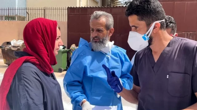 طبيب يتفحص الجثث