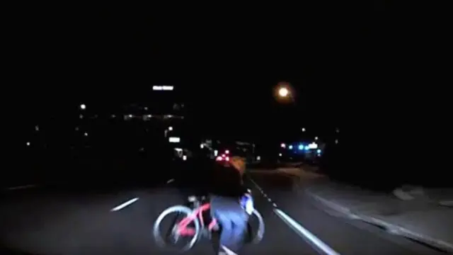 Una captura de pantalla del video del choque entre un auto de Uber y una ciclista en marzo de 2018.