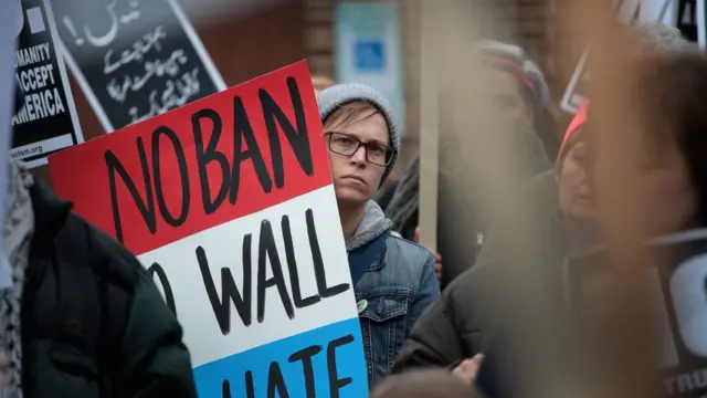 Mareykanka waxaa dhowaanahan ka dhacaya isu soo baxyo waaweyn oo looga soo horjeedo siyaasadaha Trump