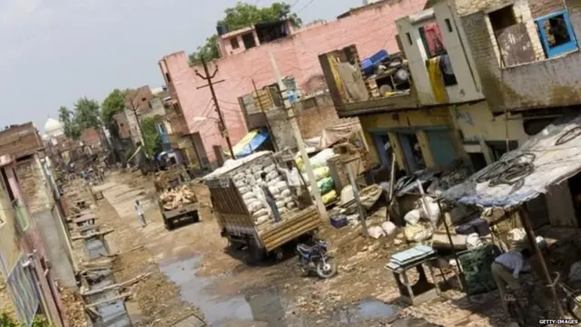 ਤਾਜ ਮਹਿਲ ਦੇ ਆਲੇ-ਦੁਆਲੇ ਕਈ ਕਾਰਨਖਾਨੇ ਹਨ