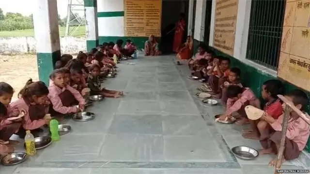 स्कूल में मिडडे मील खाते बच्चे
