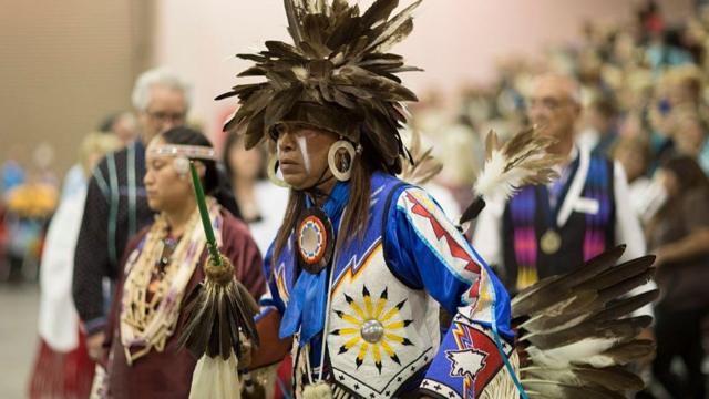 俄克拉荷马州是原住民人口比例最高的州，图为俄克拉荷马城原住民进行舞蹈表演（Credit: Getty Images）