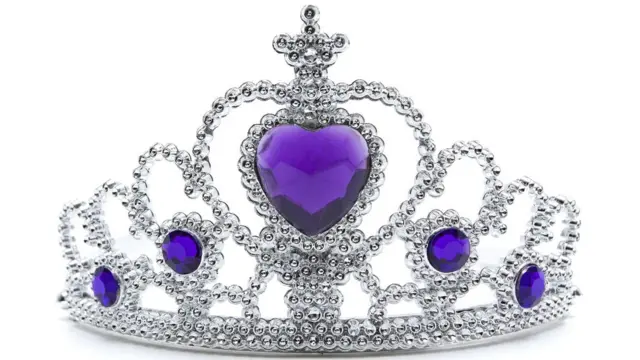 corona con piedras púrpura.