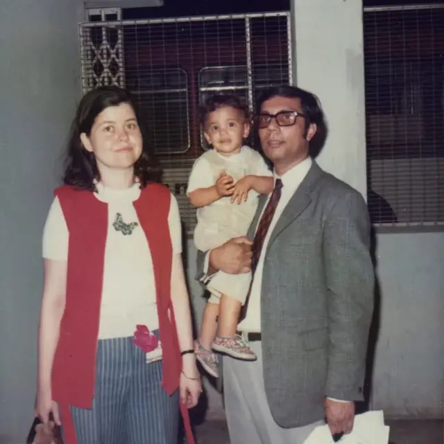Mitu Sanjal kao dete, sa roditeljima