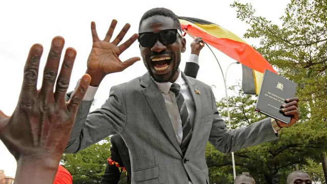 Umushingamateka wo mu buseruko bwa Kyaddondo, Robert Kyaggulanyi, batazira Bobi Wne