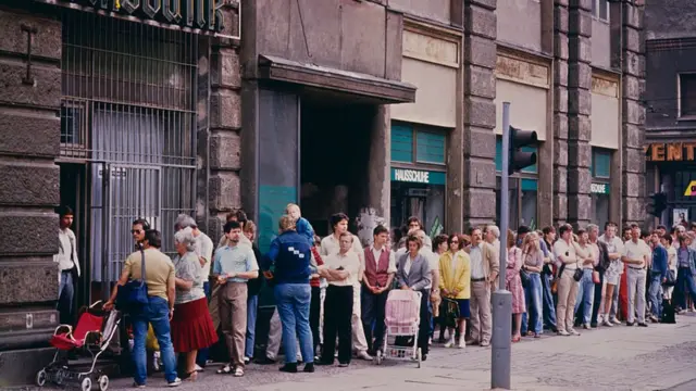 Pessoas fazendo filaroleta de posiçãoBerlim Oriental, um dia após a introdução do marco alemão como moeda