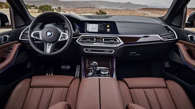 اطلاعات خودرو از طریق دو نمایشگر ۱۲.۳ اینچی در اختیار راننده قرار می‌گیرد