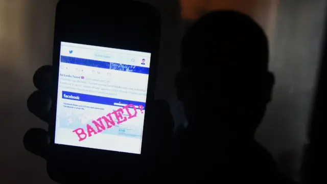 සමාජ ජාල ඔස්සේ මුස්ලිම් ප්‍රජාවට එරෙහිව වෛරී ප්‍රකාශ පැතිර යාම සහ ප්‍රචණ්ඩකාරී ක්‍රියා වැළක්වීම සඳහා 2018 වසරේ මාර්තු මස ෆේස්බුක් ඇතුළු සමාජ ජාල කීපයක් ශ්‍රී ලංකාව තුළ අවහිර කෙරිණි