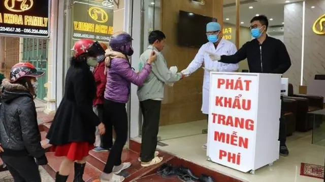 Một số phòng khám, hiệu thuốc quyết định phát khẩu trang miễn phí