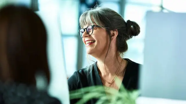 Certains dirigeants indiquent que lorsque les travailleuses qui ont leurs règles ou qui sont ménopausées sont soutenues, elles sont plus heureuses et plus productives.