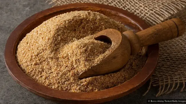 Une matière en poudre dans un plateau