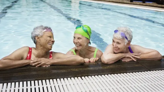 Senhoras na piscina