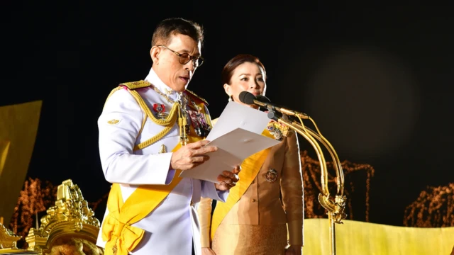 ในหลวงทรงเป็นประธานจุดเทียน 5 ธันวา ขอพระบารมี ร.9 คุ้มครอง