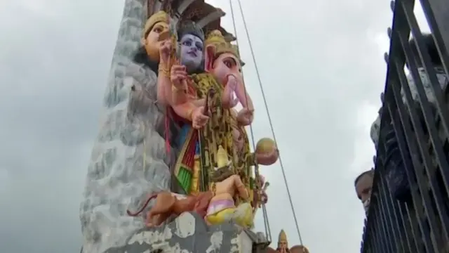 ట్యాంక్‌బండ్‌పై ఏర్పాటు చేసిన క్రేన్‌ సాయంతో ఈ భారీ గణేష్ విగ్రహాన్ని నిమజ్జనం చేశారు.