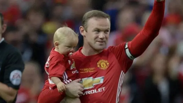 روني يحمل طفل