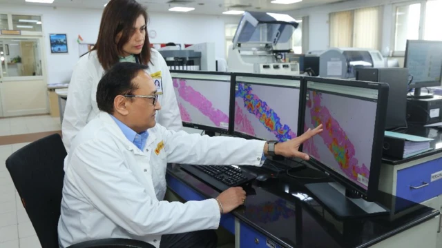 رجل وامرأة في المختبر