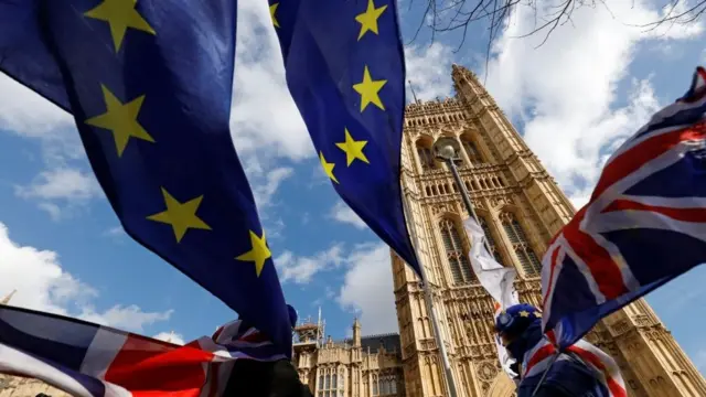 AB ve Britanya bayrakları