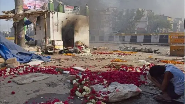 অন্তত দুটি মসজিদে হামলা হয়েছে