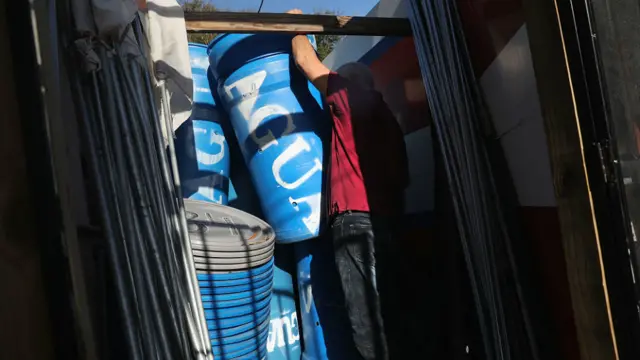 Canales dejando tanques de agua