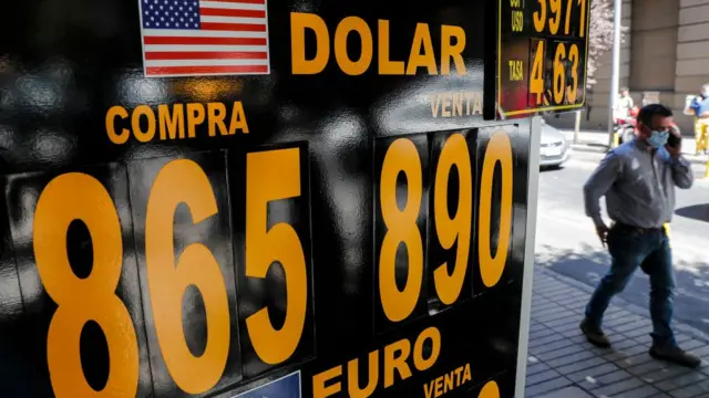 Un hombre pasa junto a una casa de cambio.