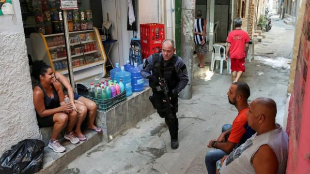 Policial toma posiçãosporting bet 365meio a operação na favela do Jacarezinho