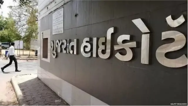 ગુજરાત હાઇકોર્ટનાં જસ્ટિસ સોનિયા ગોકાણી અને જસ્ટિસ મૌના ભટ્ટની ખંડપીઠ દ્વારા કોરોનાની મહામારીમાં માતા-પિતા ગુમાવનારા છ વર્ષના બાળકની કસ્ટડી તેમનાં માસીને સોંપવાનો આદેશ કરાયો હતો