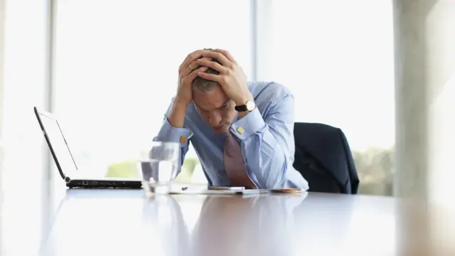 Hombre angustiado en la oficina