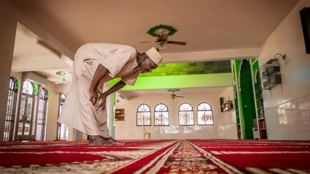 Nin keligii ku tukanaya masaajid maadaama la xiray masaajidda oo la diiday in la isugu yimaaddo