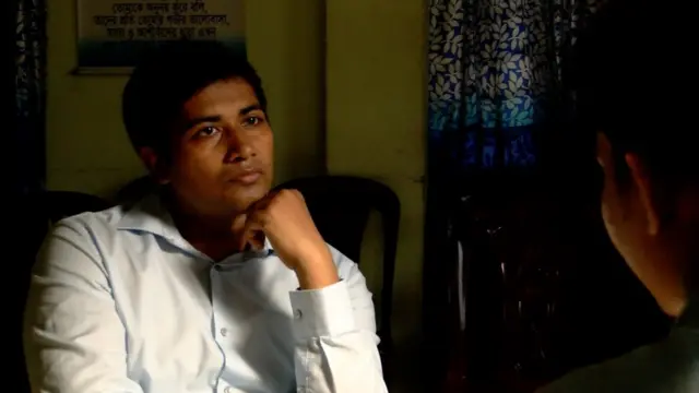 দ্বীপেনের জীবনের গল্প শুনছেন বিবিসি বাংলার সংবাদদাতা।