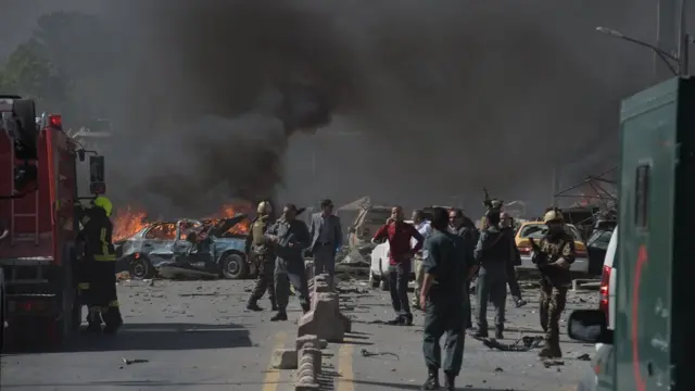 El denso humo negro y autos incendiados.