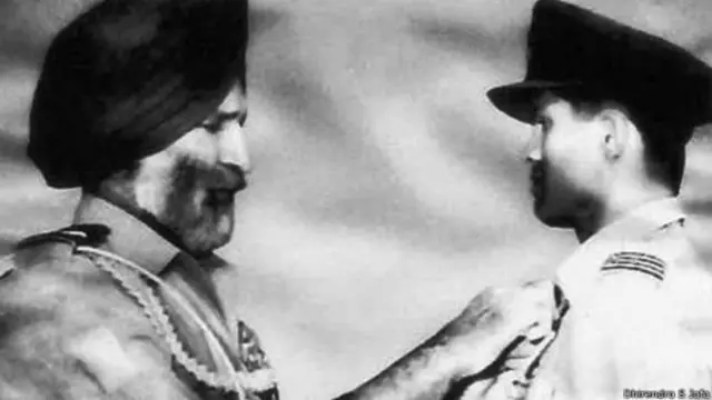 1965 ம் ஆண்டு போரில் சிறப்பான பங்களித்த திலீப் பாரூல்கரை சிறப்பிக்கும் விமானப்படை தளபதி அர்ஜன் சிங்