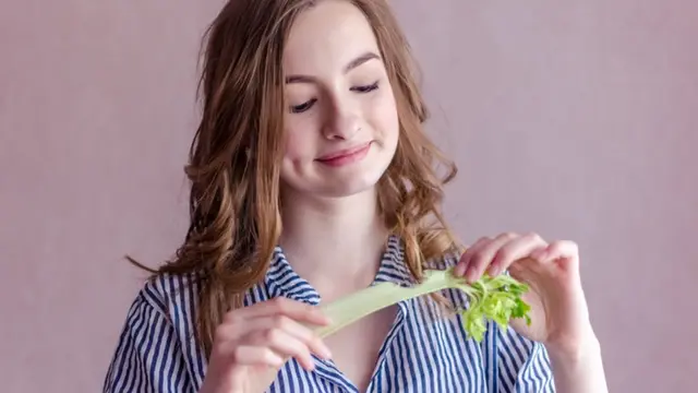 Chica con un apio.