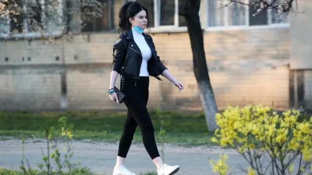 Дівчина і маска