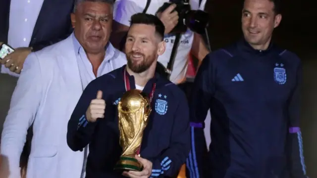 ميسي يحمل كأس العالم
