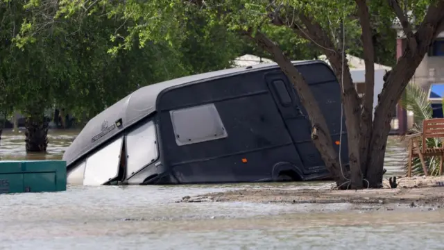 آثار الفيضانات في الإمارات