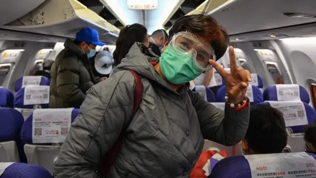 Pasajeros en un avión en Shanghái