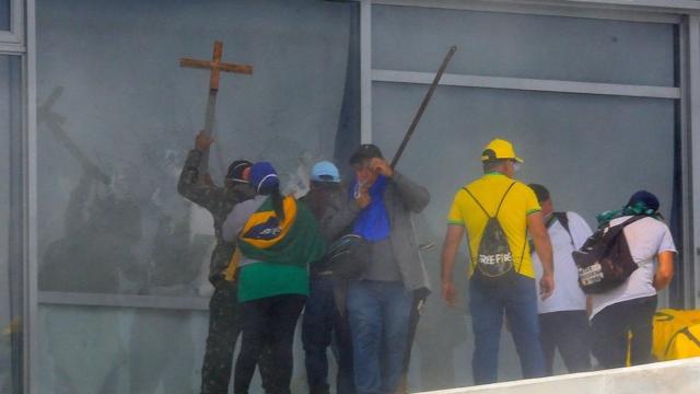 Manifestantes quebrando janelas ao invadir o Palácio do Planalto, protagonizando cenas que lembram a invasão do Capitólio dos EUAsite de roleta personalizada onlinejaneirosite de roleta personalizada online2021