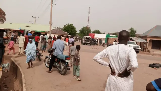 Some pipo gather dey watch