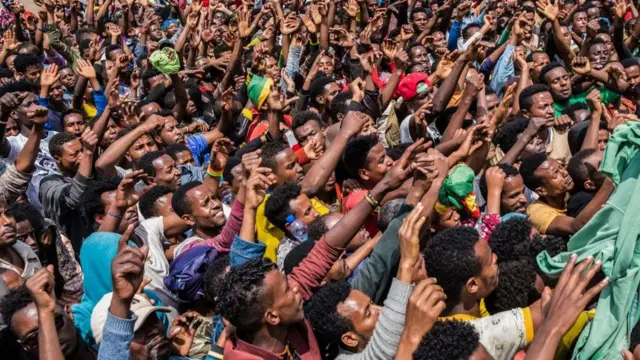 አደባባይ የተሰበሰበ ሕዝብ