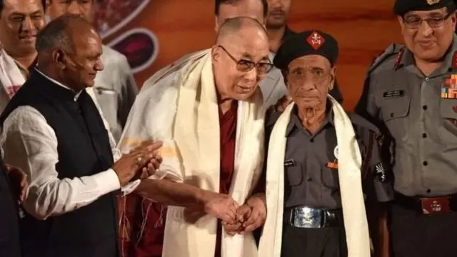 达赖喇嘛与当年护送他出逃的印度卫兵达斯