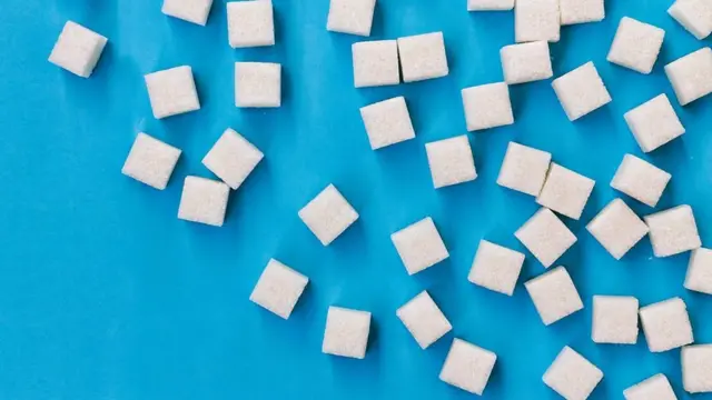 Les glucides raffinés comprennent les sucres et les céréales raffinés qui ont été débarrassés de leurs fibres, de leur son et de leurs nutriments