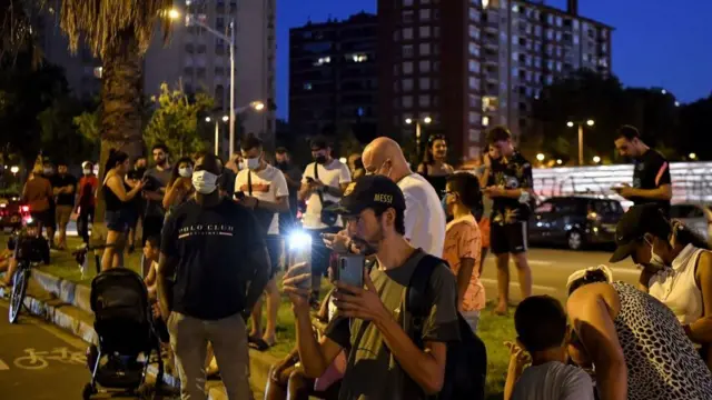 মেসির ক্লাব্ ছাড়ার খবর প্রকাশিত হওয়ার পর ন্যু ক্যাম্পের সামনে জড়ো হন ভক্তরা