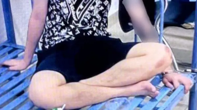 사진 속 베트남 남성은 납치범들에게 전기 고문 및 구타를 당했다. 고문의 흔적이 선명하다