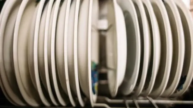 세라믹 그릇들이 식기세척기에 놓여있다