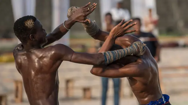 ሁለት ወጣት የዳምቤ ቦክሰኞች በሌጎስ የጦረኞች ውድድር ላይ ሲቧቀሱ፤- ይህ ባሕላዊ ጨዋታ በሰሜን ናይጄሪያ የሐውሳ ጎሳ አባላት የሚዘወተር ነው።