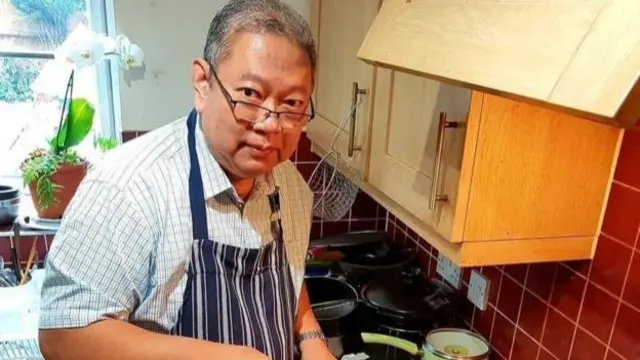 အိမ်မှာ ချက်ပြုတ်နေသူ ဒေါက်တာပီတာခင်ထွန်း