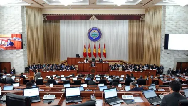 Парламенттеги көпчүлүк коалиция өкмөттүн отставкасынан кийин кеңейип, РАЖ курамга кошулду