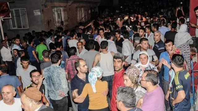 После нападения на месте взрыва стали собираться толпы людей