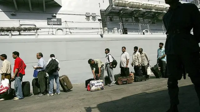 வெளியேற காத்திருக்கும் மக்கள்